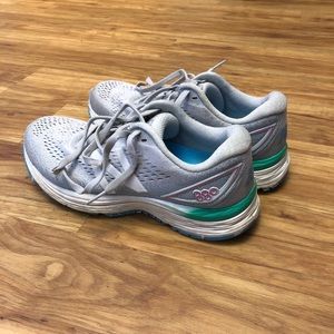 New Balance Women’s 880v9